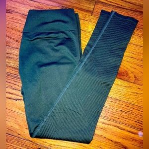 𝅺3/$40 leggings Fabletics xs olive/army green cropped Moto design leggings
